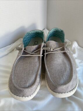Hey Dude Size 9M Casual SlipOn Canvas Loafers in Chambray Beige with Aqua Lining